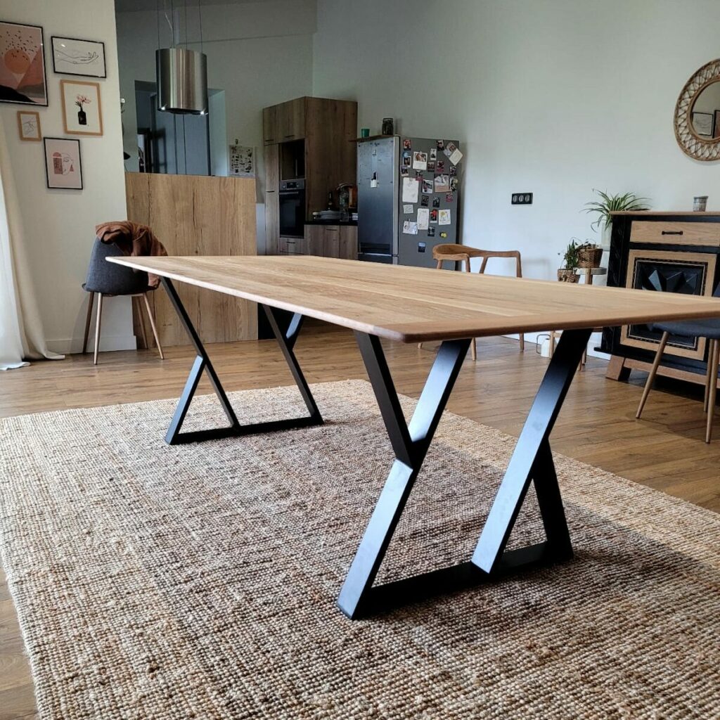 Joli table de salle à manger en chêne massif avec bord aminci.
